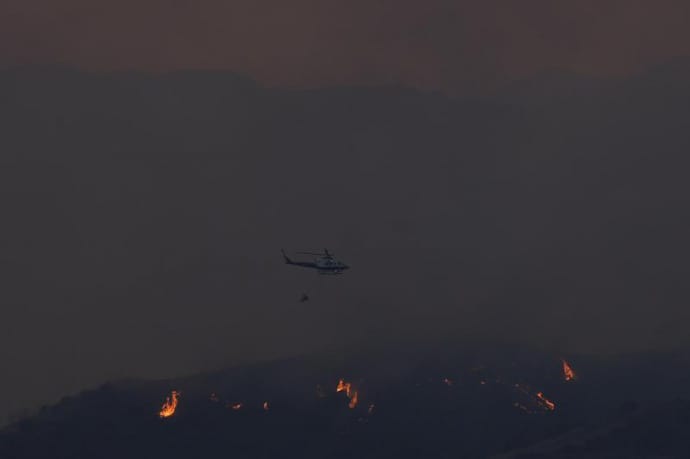 Гелікоптер над лісовою пожежею в гірському регіоні Ларнаки, субота, 3 липня.