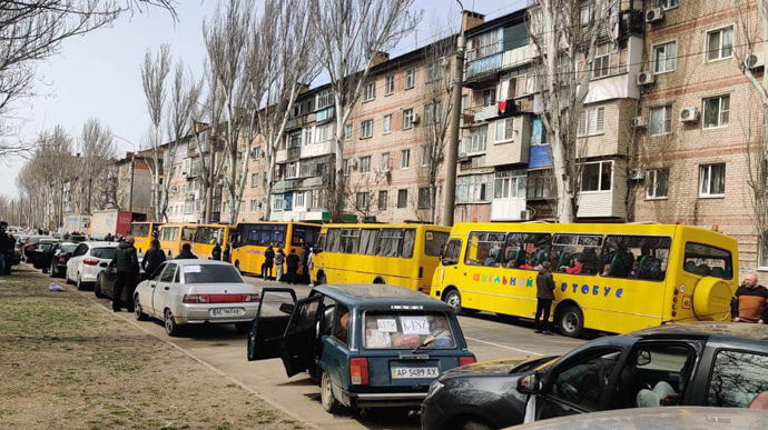 Евакуаційні автобуси з людьми нарешті виїхали з Мелітополя – мер 