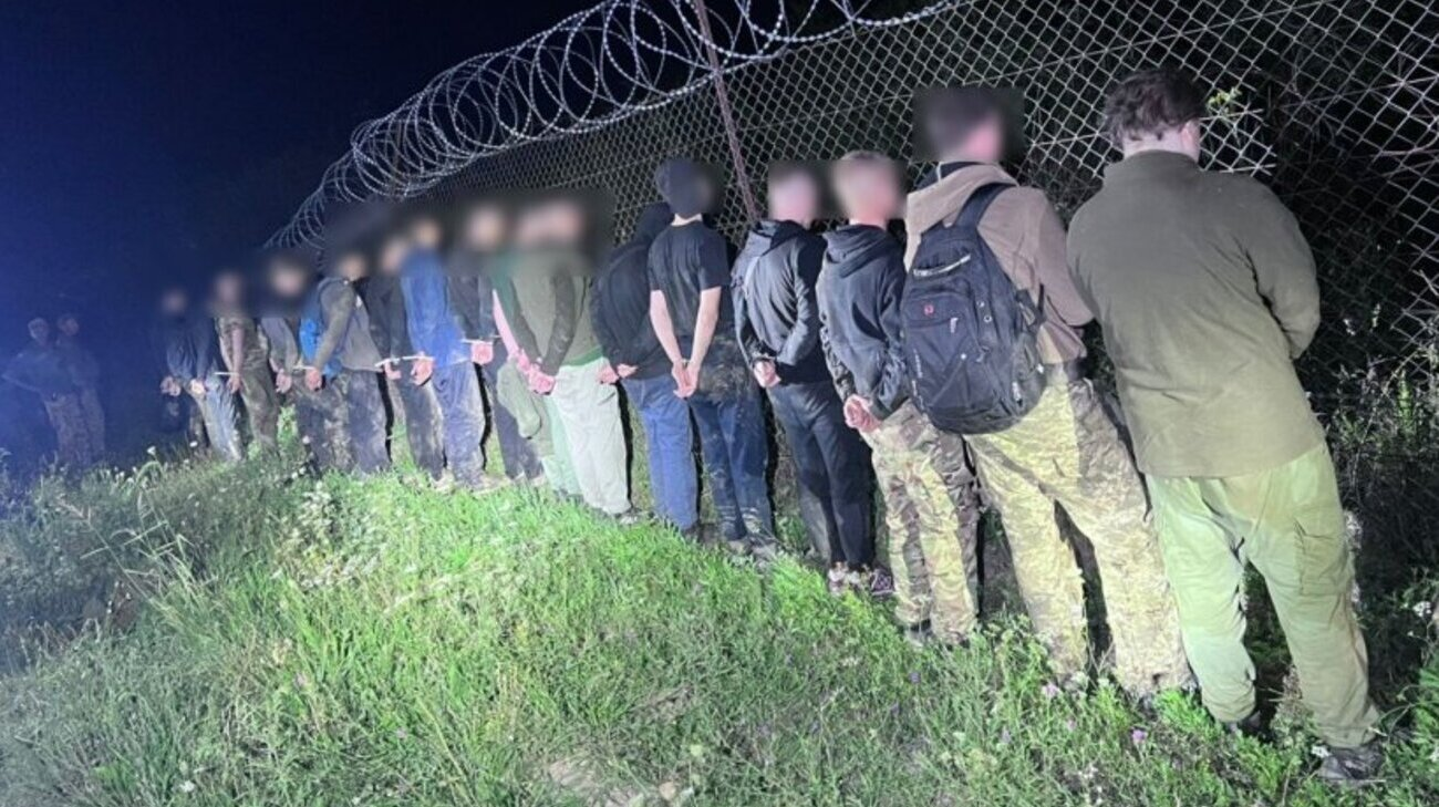 На Закарпатті затримали 19 чоловіків, які намагалися незаконно перетнути кордон зі Словаччиною