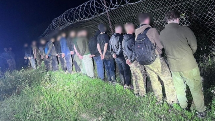 На Закарпатті затримали 19 чоловіків, які намагалися незаконно перетнути кордон