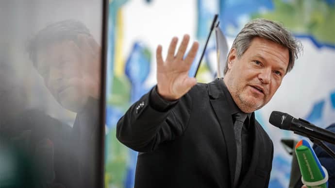 German vice chancellor urges allies to supply more weapons to Ukraine after his visit to Kyiv