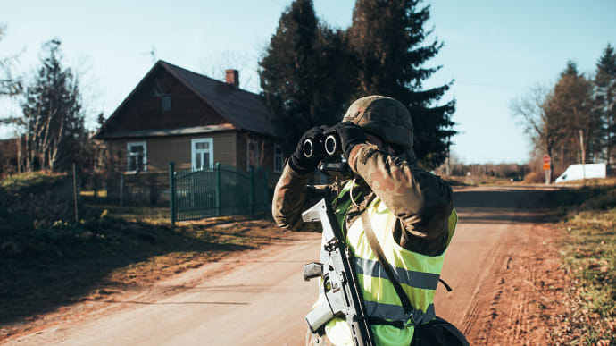 Снайперські гвинтівки і РПГ: у Польщі показали білоруських силовиків на кордоні