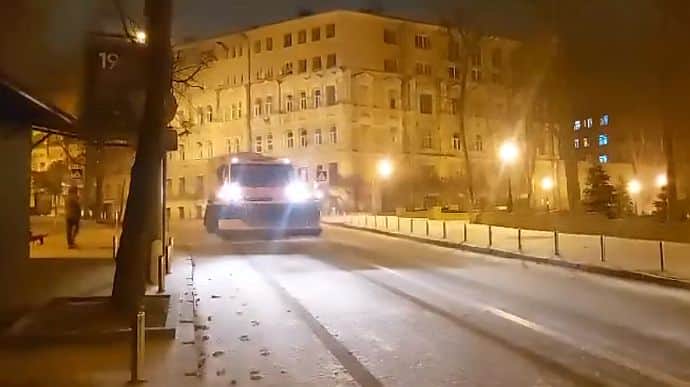 Снегопад добрался до Киева: работает более 250 единиц техники