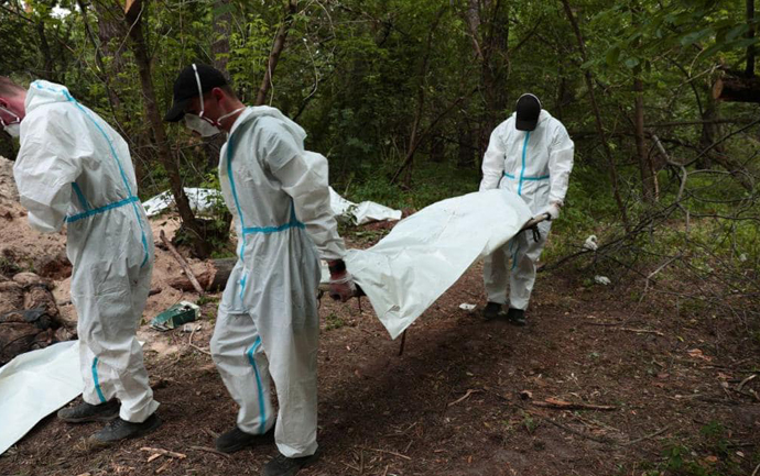 Зв’язані руки, простріляні коліна: на Київщині виявили нову братську могилу після нашестя росіян