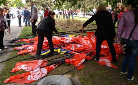 В Днипре произошла драка из-за флагов. 15 человек задержали