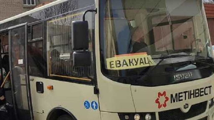 Добу окупанти утримують 8 евакуаційних автобусів у Мелітополі