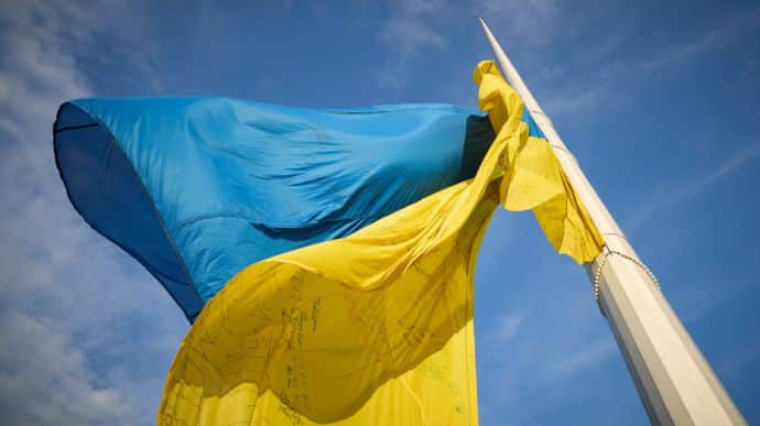 Особливий день: Прапор із підписами воїнів підняли в Києві в присутності Зеленського