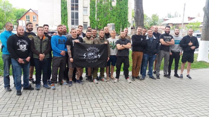Лідер харківських фанатів Сергій Величко тримає прапор підрозділу 