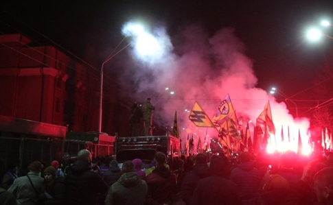 Под посольством РФ в Киеве устроили файер-шоу