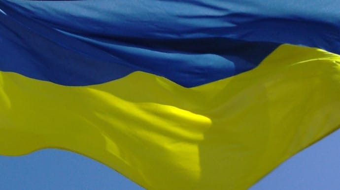 В небо над оккупированным Крымом запустили большой украинский флаг