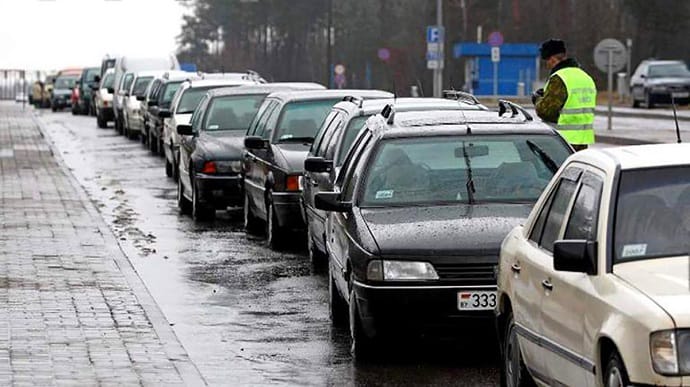 На границах с Польшей и Венгрией стоит в очередях более 300 автомобилей