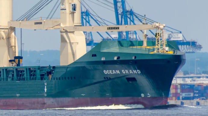 Вантажний корабель з американськими катерами для України ввійшов до Чорного моря