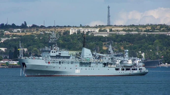 Військовий корабель, який зазнав лиха в Чорному морі, повернувся в Одесу 