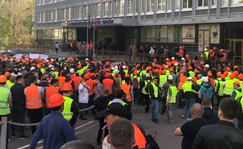 Будівельники з Шулявського моста мітингують, але робота йде 