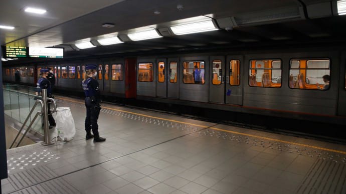 В метро Брюсселя мужчина умышленно толкнул женщину под колеса поезда