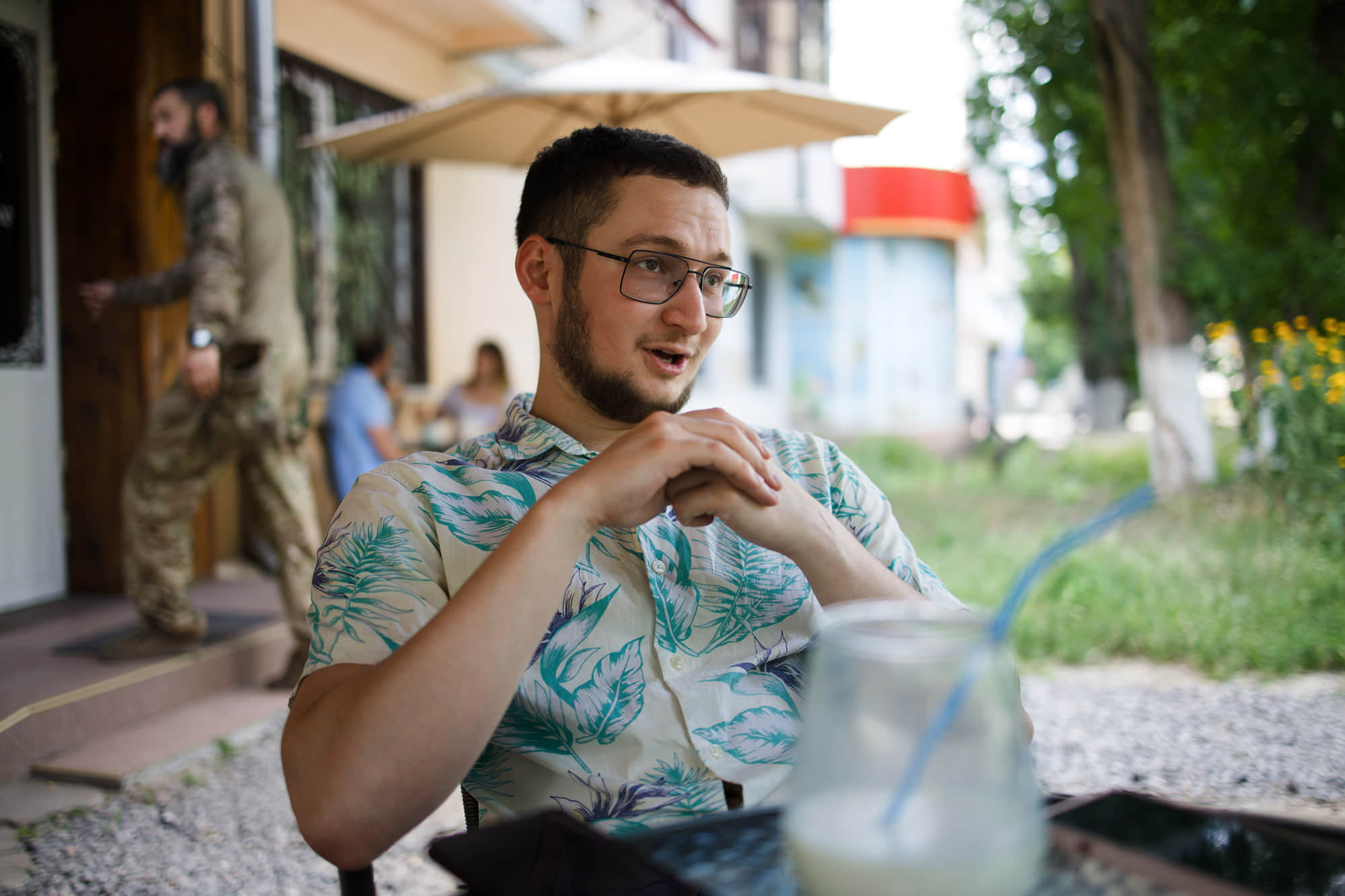 Артур, гавайська сорочка та молочний коктейль в його улюбленій краматорській кав’ярні