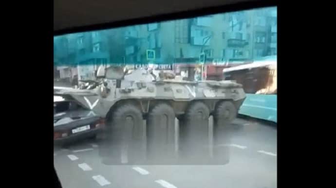 В окупованому Луганську БТР наїхав на цивільне авто – ОВА