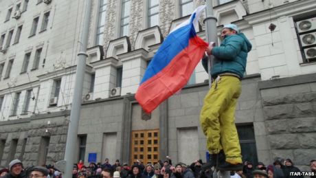 Російський прапор зняли перед Харківською міськрадою