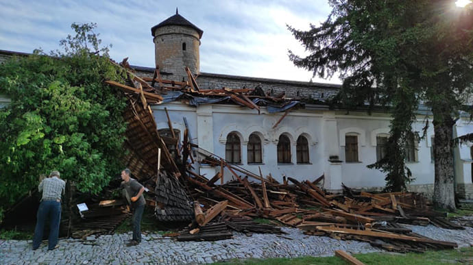 Ураган сорвал крышу с Каменец-Подольской крепости и повредил корпус 
