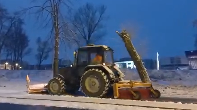 У Києві на прибирання снігу виїхали 184 одиниці техніки