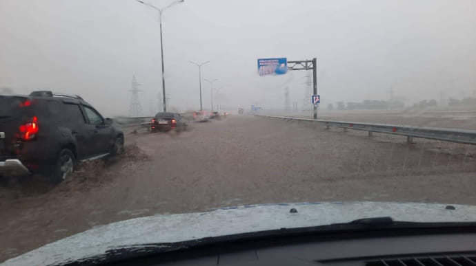 В Крыму затопило трассу, которая ведет к крымскому мосту
