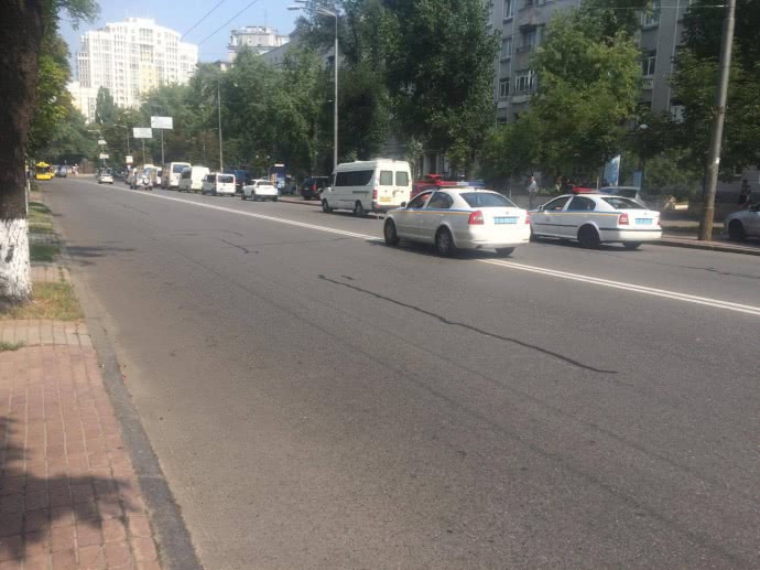 Рух автобусів з вірянами вулицею Грушевського