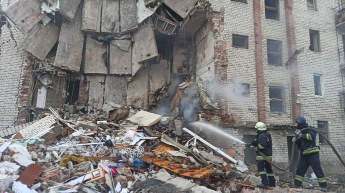 Russian troops hit high-rise building in Lyman in Donetsk Oblast, 8 floors destroyed