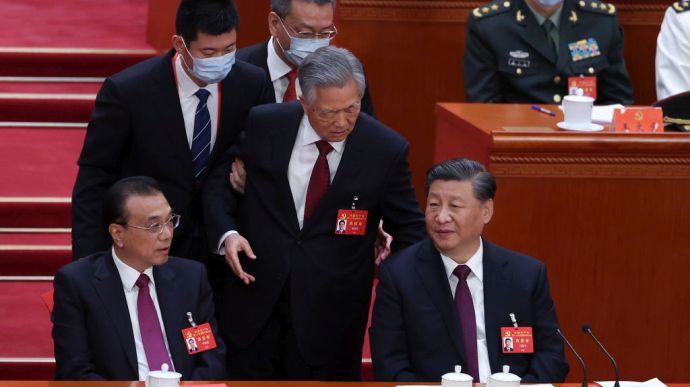 У Китаї ще більше зміцнили владу Сі Цзіньпіна, експрезидента вивели зі з'їзду
