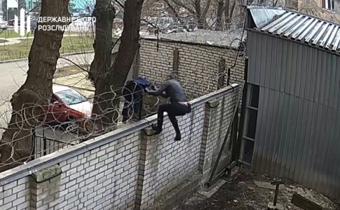 Экс-нардеп Черновол перелезла через забор ГБР и замахнулась на Бабикова