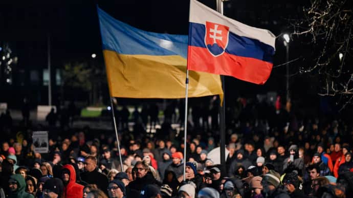ЗМІ: Кілька тисяч людей у Словаччині вийшли на мітинг проти уряду та на підтримку України 