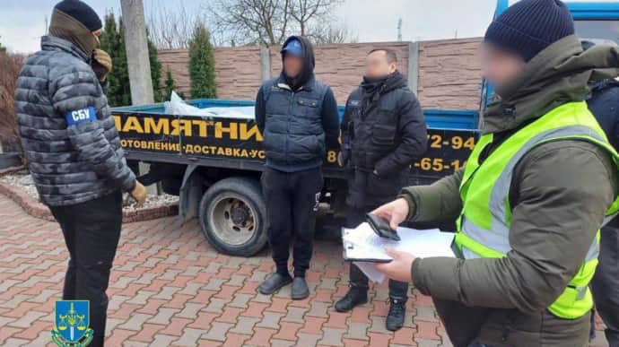 Доглядача київського кладовища викрили на хабарі: продавав місце для поховання 