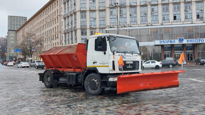 КГГА отчитывается, что техника усиленно расчищает улицы столицы