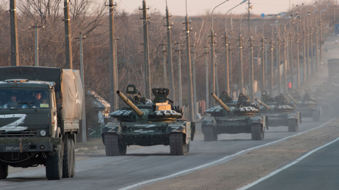 Херсонщина: росіяни причепили до танків українські прапори й обстрілюють окуповані села