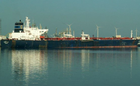 В Херсон прилетел моряк с задержанного египетскими военными танкера 