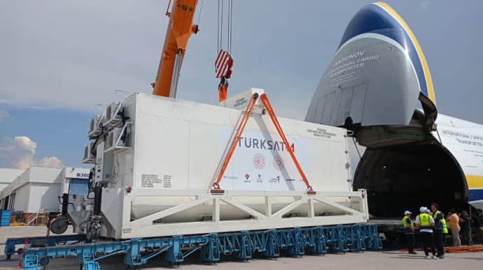 Antonov Airlines transports Turkish strategic satellite from Ankara to Florida – photo