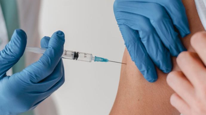 В Киеве и 5 областях в воскресенье не сделали ни одной прививки против COVID