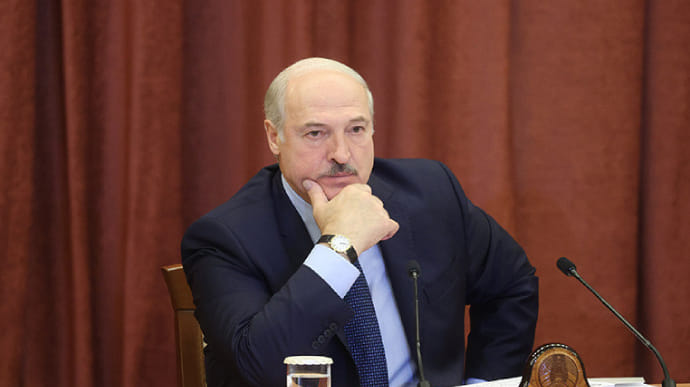 Лукашенко під охороною автозаків приїхав спілкуватися з ученими