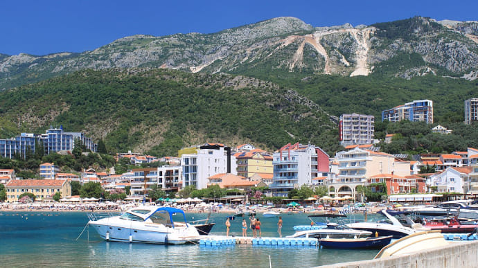 Россияне устроили дебош на курорте в Черногории: их избили стульями