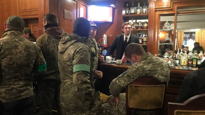 Киев: люди в камуфляже пришли в отель Premier Palace и предъявляют требования к беженцам