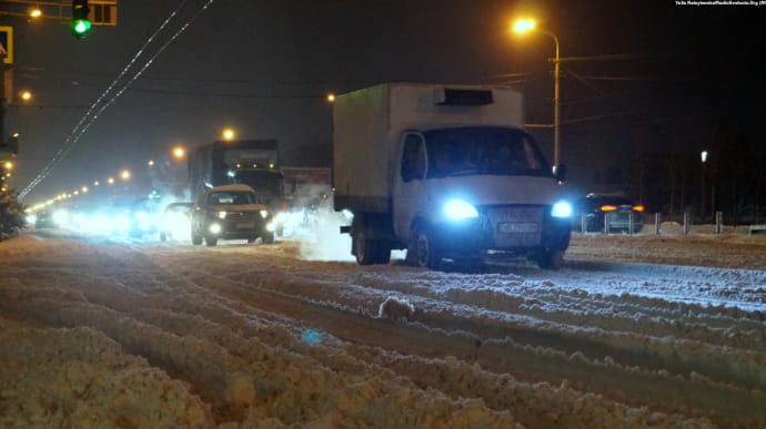 В Днепре и Запорожье не утихают снегопады: улицы городов застряли в пробках