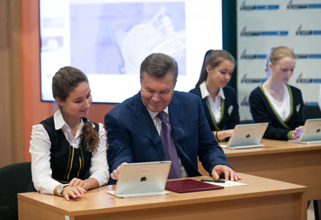 Янукович на торжествах 1 сентября. Фото пресс-службы президента