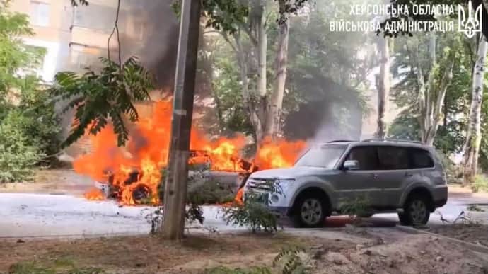Росіяни вдарили дроном по Херсону: поранено чоловіка, згоріло авто