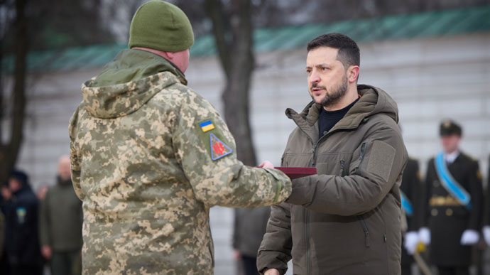 Зеленський на Софійській площі вручив Героїв українським захисникам 