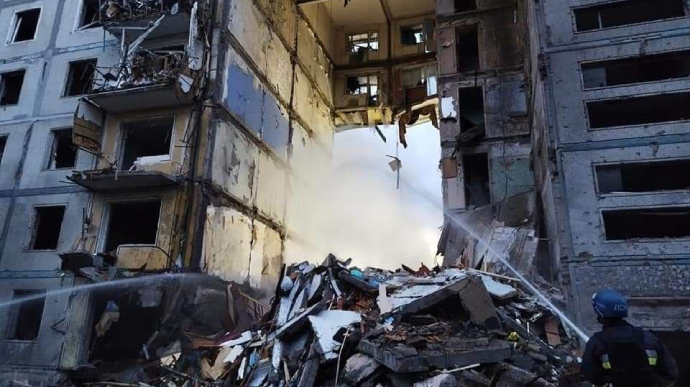 Ряд стран ЕС отреагировали на ракетный обстрел РФ жилых домов в Запорожье