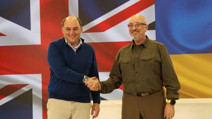 Резніков зустрівся з міністром оборони Британії в Києві