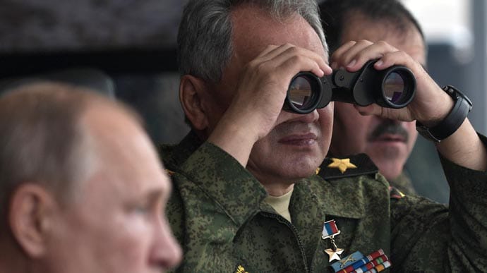 Шойгу рассказал, сколько еще РФ будет держать войска на границе с Украиной