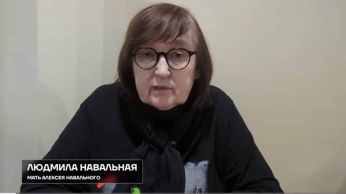 Navalny's mother is shown her son's body but told to bury him secretly