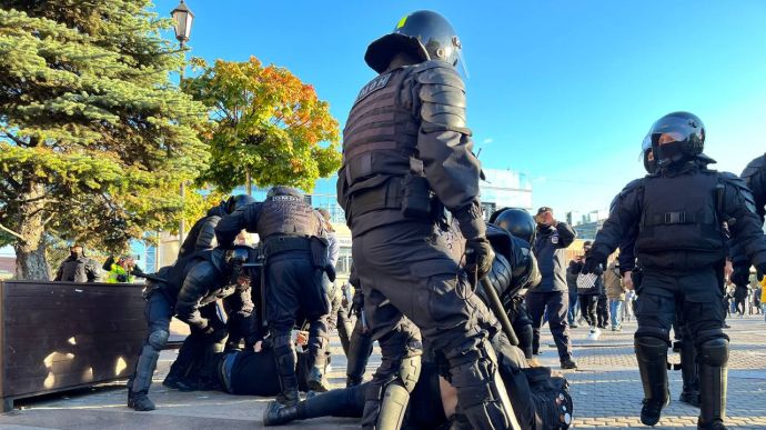 Протести проти мобілізації в РФ: сотні затриманих, силовики б'ють людей