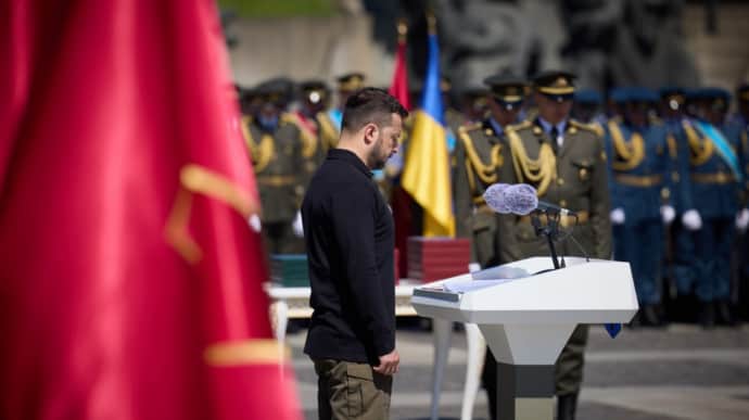 Zelenskyy confers awards on almost 400 Ukrainian defenders, 280 posthumously