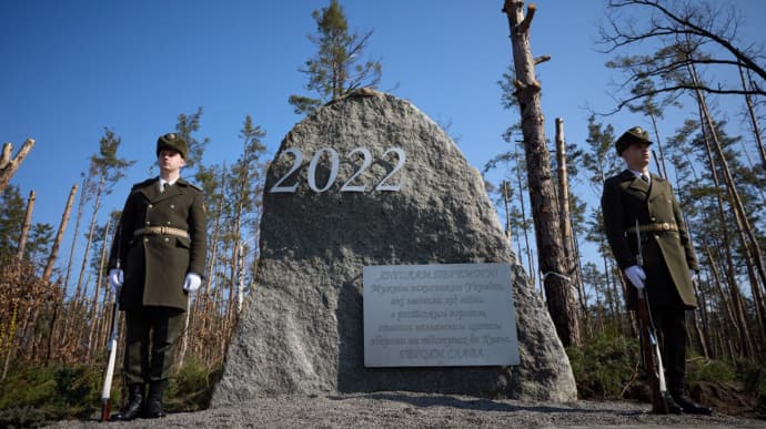 Memorial to Ukrainian soldiers placed in forest near Moshchun, where battles with Russians took place in 2022 – photo